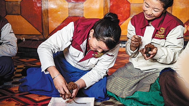 Centuries-old handicrafts bring better lives to local in Tibet